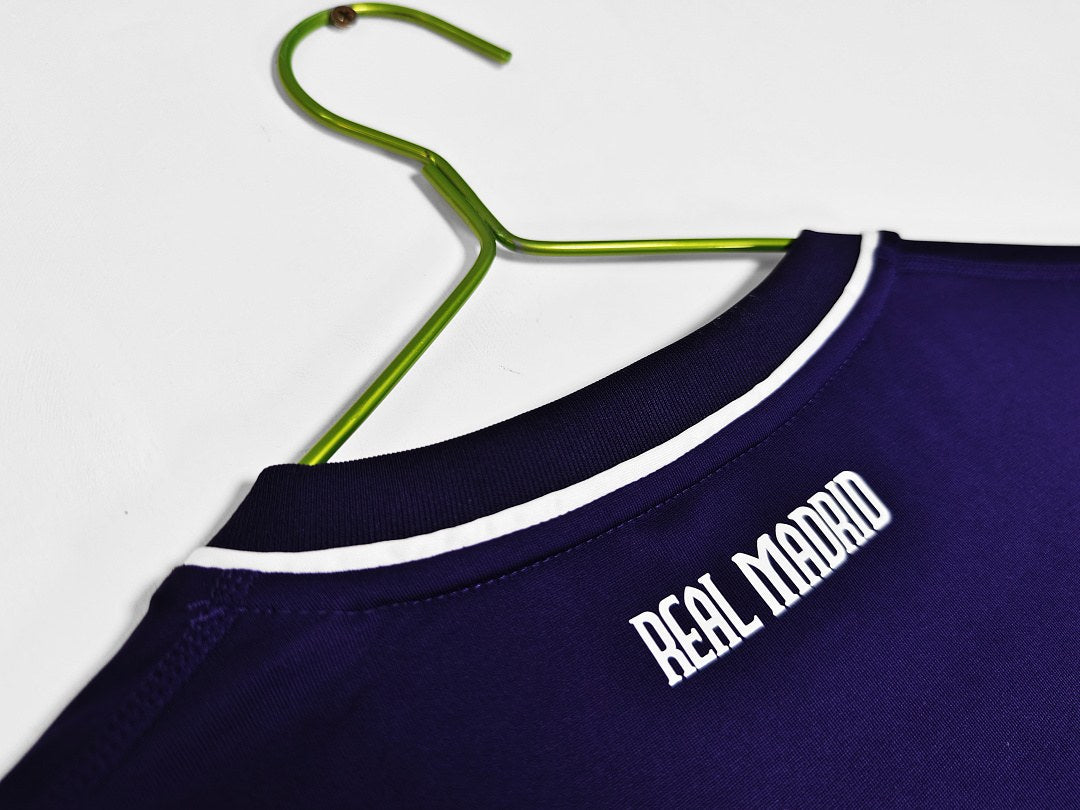 Maillot rétro Real Madrid Third violet 2010/11 - détail 1